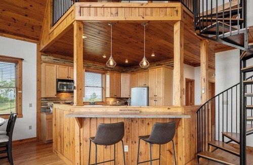 South Fork Cabin | Mighty Wind-mountaintop views Lost River chalet