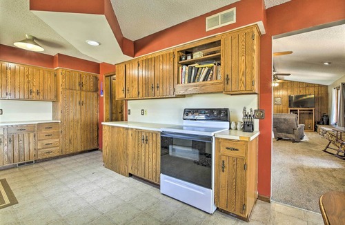 Milford Cottage | Milford Lake Vacation Rental: Walk to Beach!
