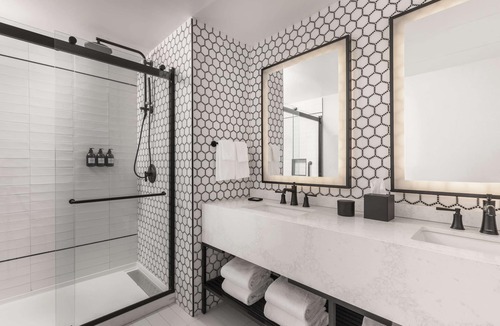 Charleston Historic District Hotel | Mills House Charleston, Curio Collection by Hilton