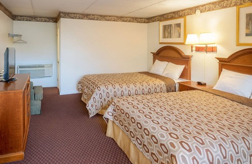 Campbelltown Hotel | Minutes to Hershey Theatre and Founders Hall | Swimming Pool | Free Breakfast