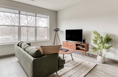 Burlington Apartment | Modern 1BR in Burlington with On-Site Parking
