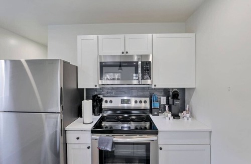 Olde Towne East Villa | Modern 1BR Sleeps 4 | Near Downtown | Full Kitchen