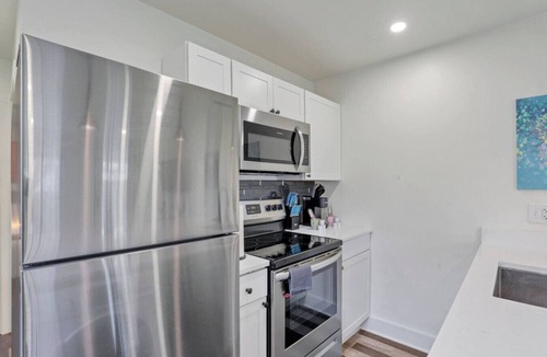 Olde Towne East Villa | Modern 1BR Sleeps 4 | Near Downtown | Full Kitchen