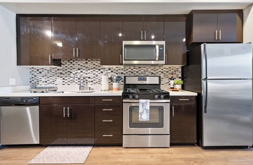 Tustin Apartment | Modern 2BR/2BA in Irvine Pool & Gym