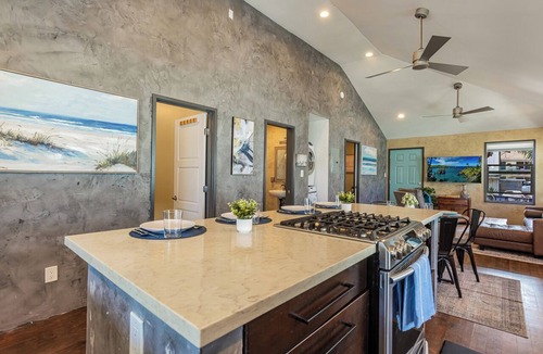 Wailuku Condo | Modern 2BR/2BA Upstairs Home | Gated Wailuku Property | Central Location
