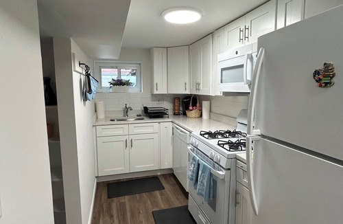 Bluemont House | Modern 2BR Retreat w/Parking near DC