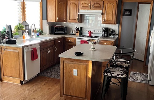 Shawnee House | Modern 3-bedroom house with private grounds in a beautiful safe neighborhood