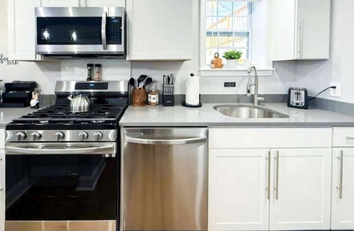 Fitchburg Apartment | Modern 3BR Near FSU 15 Min to Wachusett