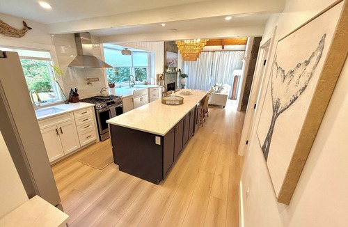 Tisbury House | Modern 4BR Escape w/Jeep Wrangler Near Town Patio, Fire Pit & Hot Tub