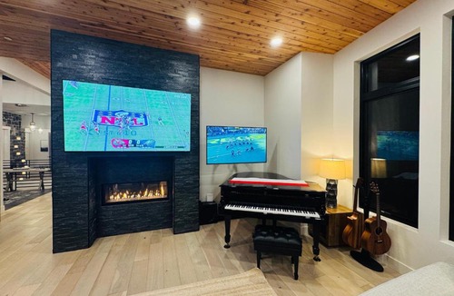Sundance House | Modern 4BR Mountain Retreat BBQ Outdoor Dining