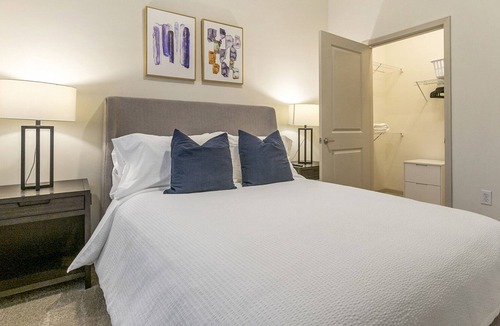 Seven Springs Apartment | Modern Apartment in Prime Location (ID9491X71)