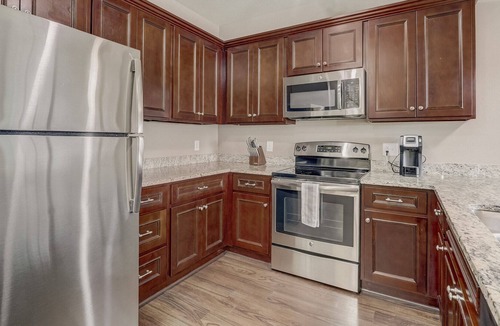 I-435 West KC-KS Apartment | Modern Apartment in Prime Location (ID9965X67)
