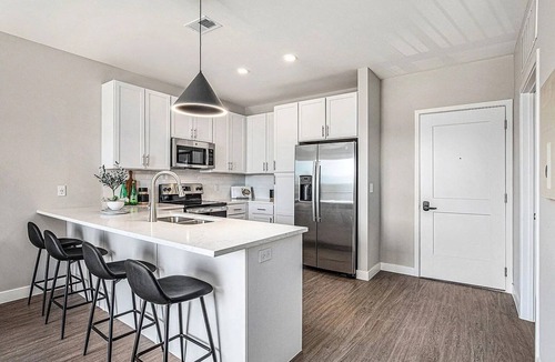 Lee's Summit Apartment | Modern Apt. Kansas City Oasis 13 miles to GEHA Field, Shops, Dining, Park, & Gym