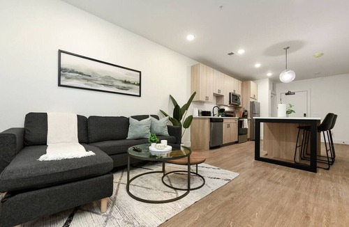 East Liberty Apartment | Modern Apt w/HULU, Gym & Parking Near Shopping