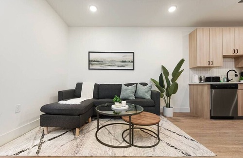 East Liberty Apartment | Modern Apt w/HULU, Gym & Parking Near Shopping
