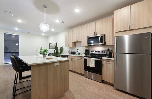 East Liberty Apartment | Modern Apt w/HULU, Gym & Parking Near Shopping
