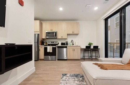 East Liberty Apartment | Modern Apt w/HULU, Gym & Parking Near Restaurants