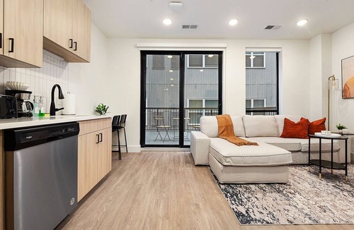 East Liberty Apartment | Modern Apt w/HULU, Gym & Parking Near Restaurants