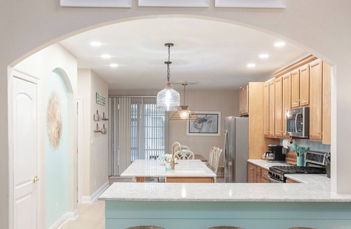 The Commons House | Modern Bayside Villa: Ideal for Family and Golf