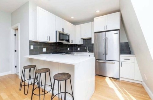 Eagle Hill Apartment | Modern Boston Apartment - Private Roof Deck, Laundry, AC, minutes from airport