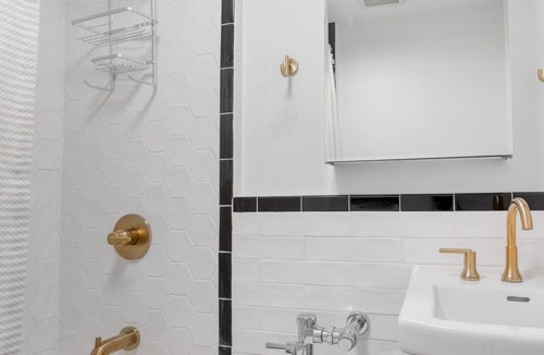 North Brookline Apartment | Modern Brookline 1BR w/ Gym, steps to Green Line, by Blueground
