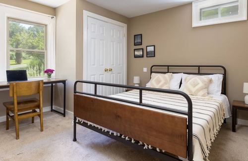 Town of Clermont Cabin | Modern Cabin/4-bedroom with Hot Tub in Germantown