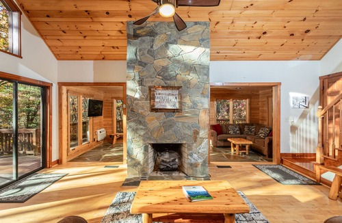 Rawley Springs Cabin | MODERN CABIN DEEP IN THE MOUNTAINS AND ONLY 20 MINS TO HARRISONBURG