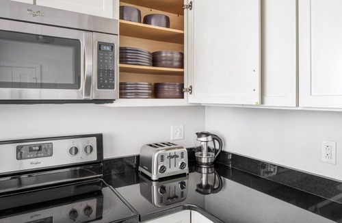 North Cambridge Apartment | Modern Cambridge 2BR w/W/D, Private access to Linear Park by Blueground