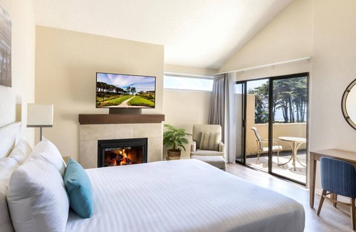 Rio del Mar Hotel | Modern Coastal Stay: Pools, Tennis & Fireplace. Minutes to Capitola Village