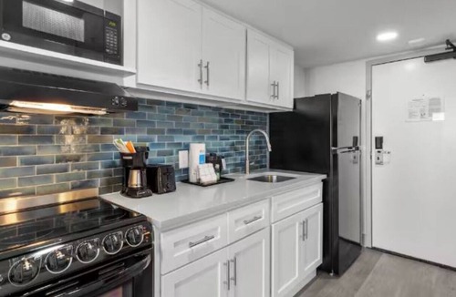 Myrtle Beach Hotel | Modern Condo with Queen Bed, Onsite Swimming Pool, Hot Tub, and Gym Access