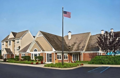 Charleston Hotel | Modern Convenience Meets Comfort in Charleston! Pool, Pets are Allowed Here