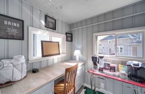 Highland Square House | Modern & Convenient! Group Stay in Highland Square
