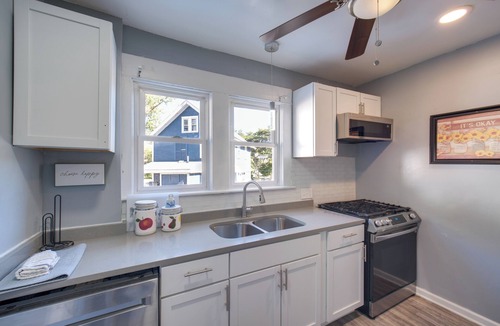 Highland Square House | Modern & Convenient! Group Stay in Highland Square