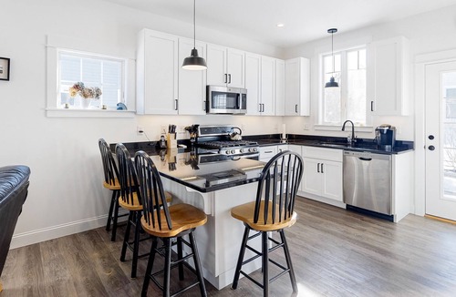 Arundel Cottage | Modern cottage with shared pool, fast WiFi, loft, gas fireplace, fire pit, & W/D