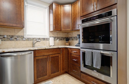 South Charleston House | Modern & Cozy 4 Bedroom, 6 TV's, Ms. Pacman, Walk to Starbucks!