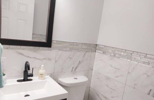 Monessen House | Modern & Cozy Suite with free parking!