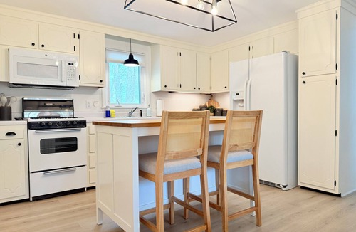 West Yarmouth House | Modern Family Friendly Cape Cod Retreat Outdoor Shower 5 Min to Beach & More