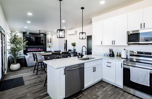 Greenehaven House | Modern Family Home - Close to Lake Powell -Hot Tub-2 King Suites -EV Charger