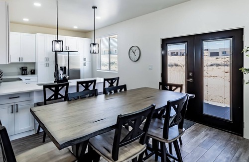 Greenehaven House | Modern Family Home - Close to Lake Powell -Hot Tub-2 King Suites -EV Charger
