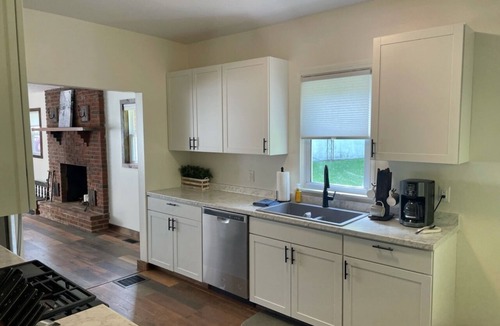 Athens House | Modern Farmhouse situated close to Athens and State Parks!