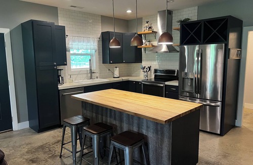 Richardsville Cottage | Modern Farmhouse Cottage - Goat Farm Stay