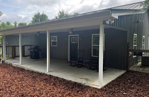 Richardsville Cottage | Modern Farmhouse Cottage - Goat Farm Stay