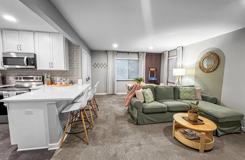 Grandview Heights Apartment | Modern Flat - King Bed - Garage - Central Location