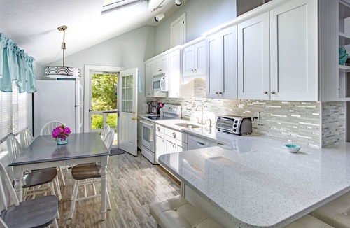Mashpee House | Modern Home, 5-Star Reviews. Walk to Priv Beach, Shops, Dining, Mini-Golf, More!