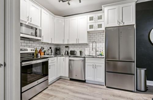 East Liberty Apartment | Modern King Bed Suite with Free Parking