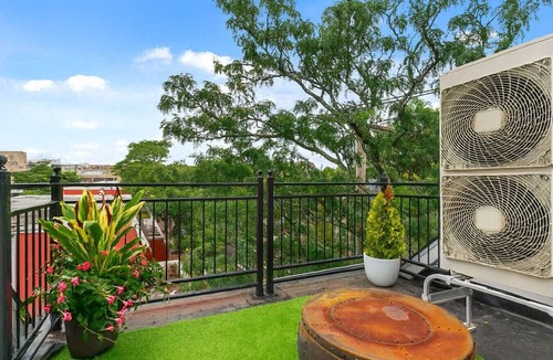 Mill River Apartment | Modern King Suite near Wooster Square and Yale