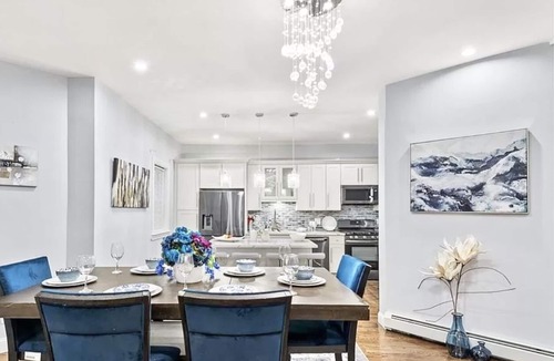 South Side Apartment | MODERN LUXE 3BEDROOMS/2BATHROOMS/4BEDS/PARKING -FIRST FLOOR APARTMENT