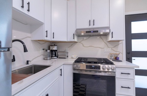 Burbank Apartment | Modern Luxe Studio in Media/Rancho District Burbank