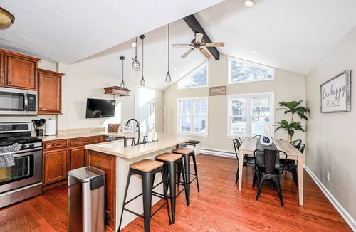 Cuyahoga Falls House | Modern Luxury - Cuyahoga Falls Spacious Retreat