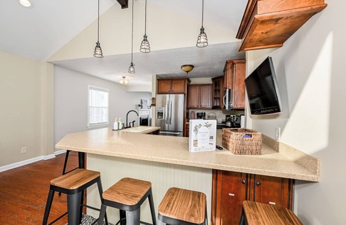 Cuyahoga Falls House | Modern Luxury - Cuyahoga Falls Spacious Retreat